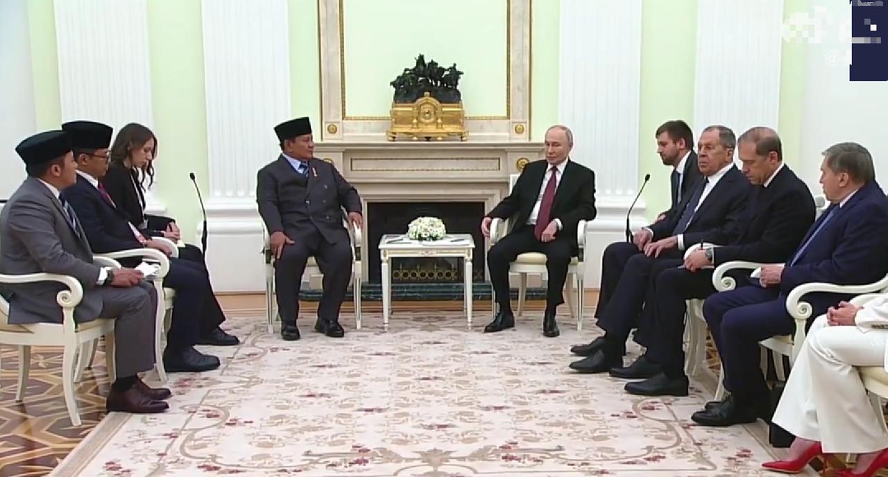 12月10日，普京与到访的印尼总统普拉博沃举行会谈。

俄方出席会谈的官员阵容庞