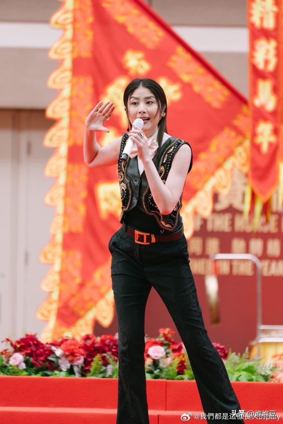 明明身家丰厚、不愁吃穿，
陈慧琳却偏偏愿意去马场献唱？
很多人看不懂：她到底图啥