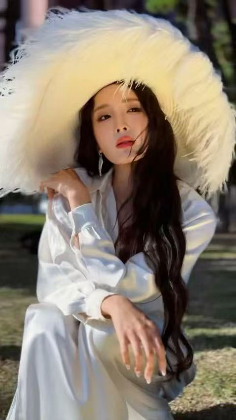 王紫璇白色流苏大帽 谁没被王紫璇的白色流苏大帽戳中？大到能遮雨，却靠高开叉白裙穿