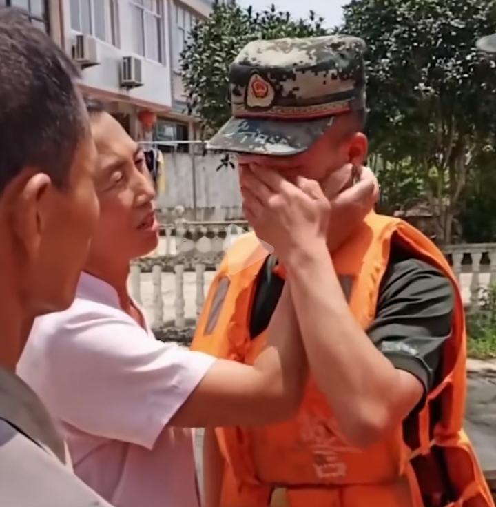 广西抗洪现场直接看破防！这个刚18岁的兵弟弟，特地回自己家乡抢险救灾，小小年纪扛