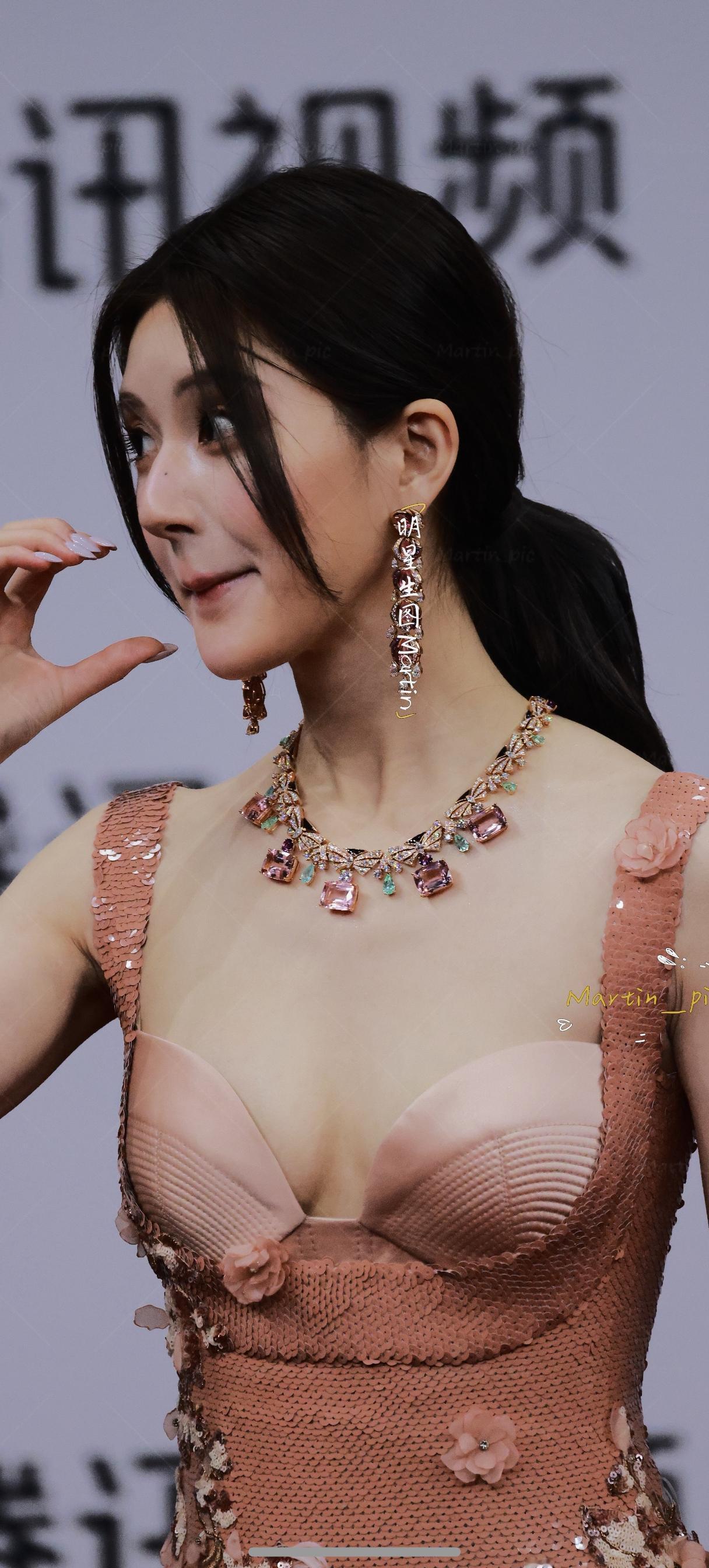 赵露思 今日星光红毯生图掉落~
肉丝今天太白了吧！娱乐圈那点儿事