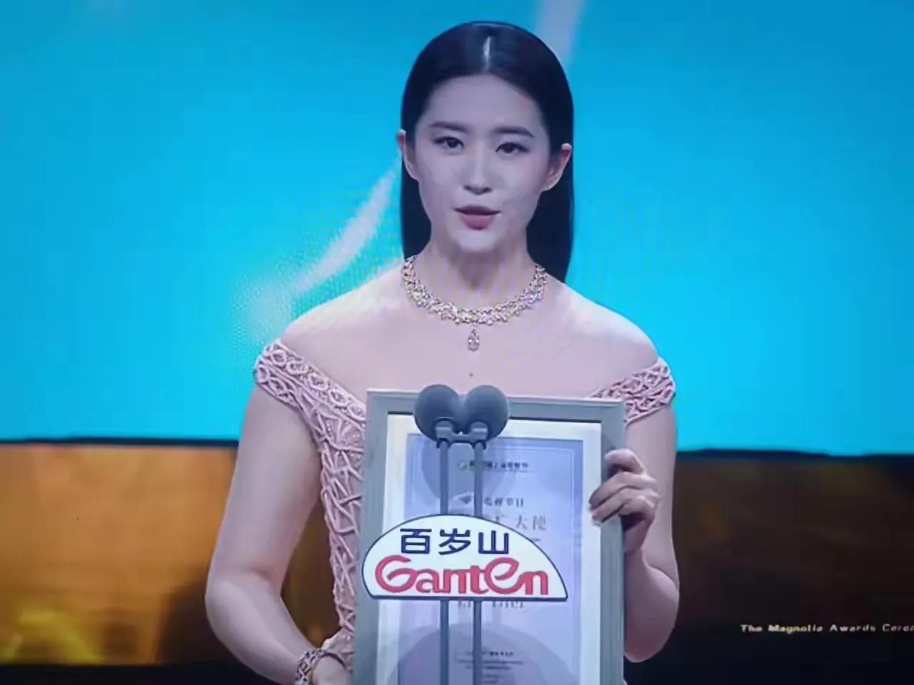 白玉兰上的刘亦菲，
不知道是视觉原因还是造型不合适，
真的感觉有点胖了。
好像每
