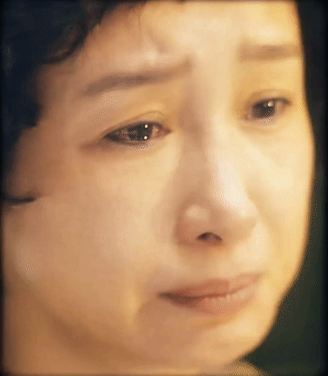 秦海璐颤抖的下巴豆大的泪珠 不需要夸张的表演，秦海璐靠真实细腻的演技，用一个颤抖