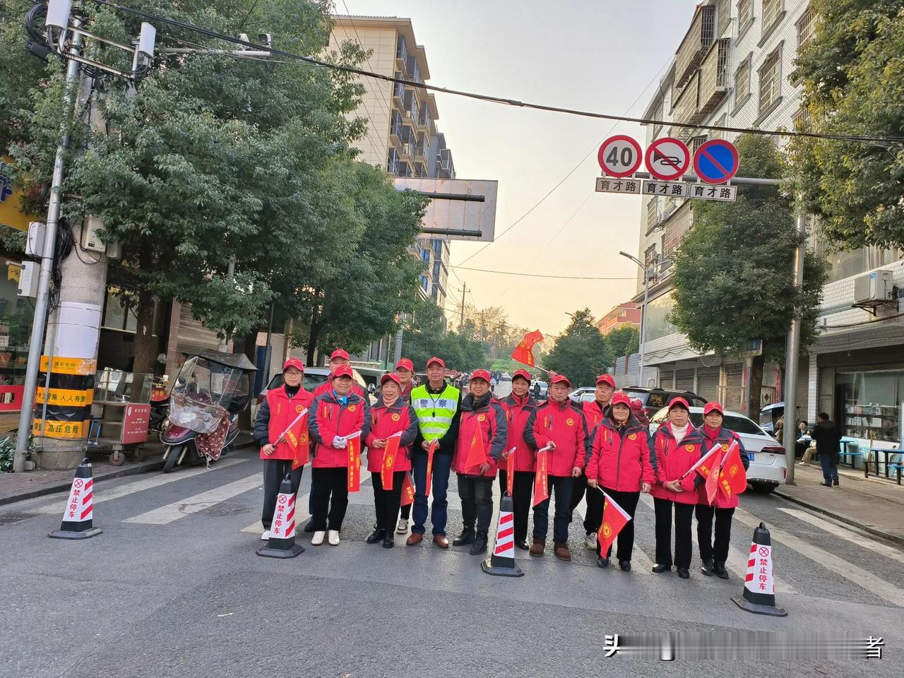 12月31日下午，益阳市东部新区志愿者协会组织志愿者开展护学活动。志愿者们在沧水