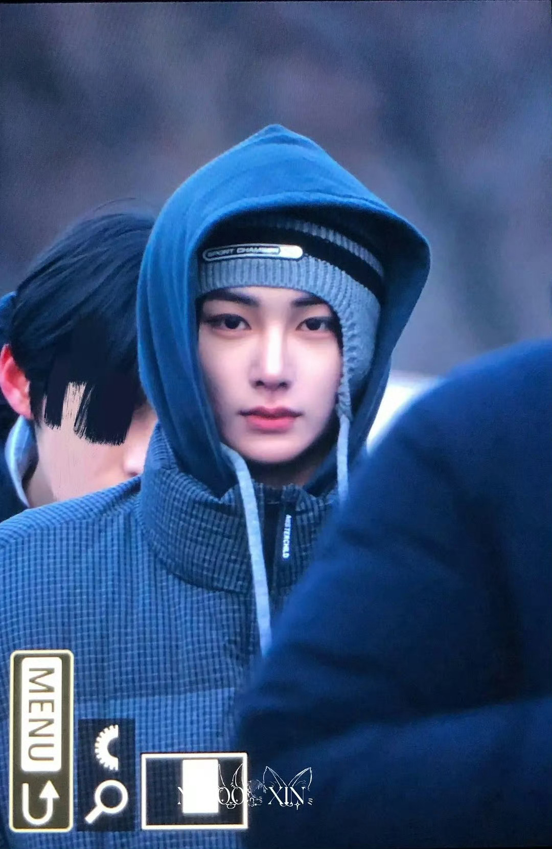 今天的周安信拍摄路透随手一拍就帅成这样✨ 