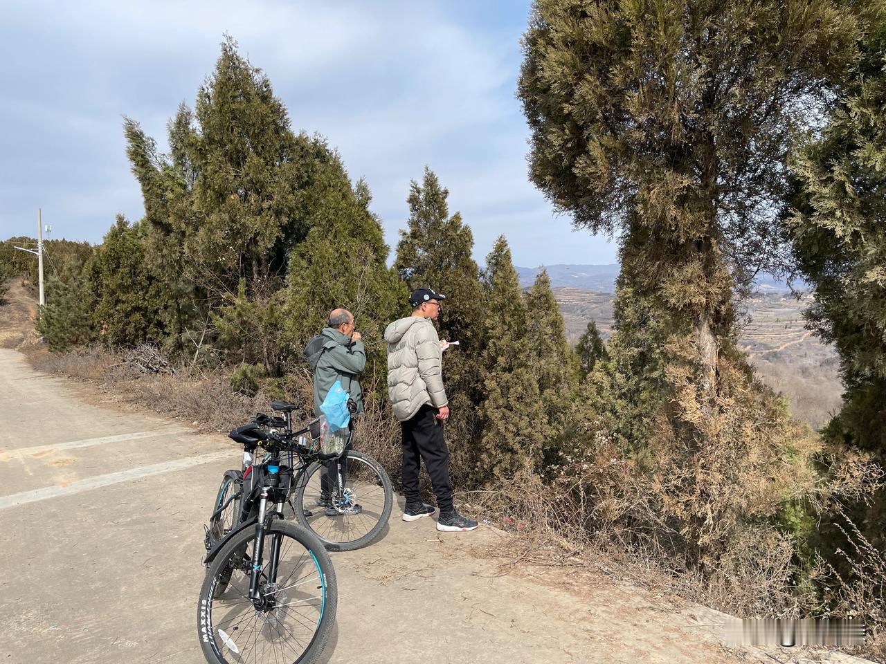 骑自行车上峡石五七梁。
       宝鸡今天天气不错，阳光明媚，天气晴朗。早晨