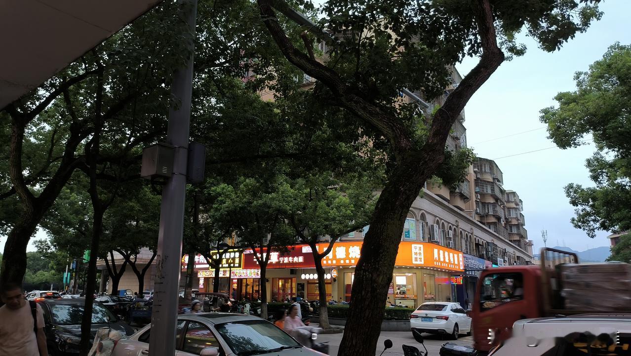 这一排有四家面馆，三家宁波口味的面馆，居然卖不过店面最少的重庆小面。
一家奉化牛