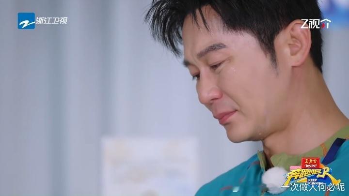 大黑牛抬头擦泪那一下，我以为他要哭了，结果他先跟头顶镜头对视上了——那瞬间眼神里