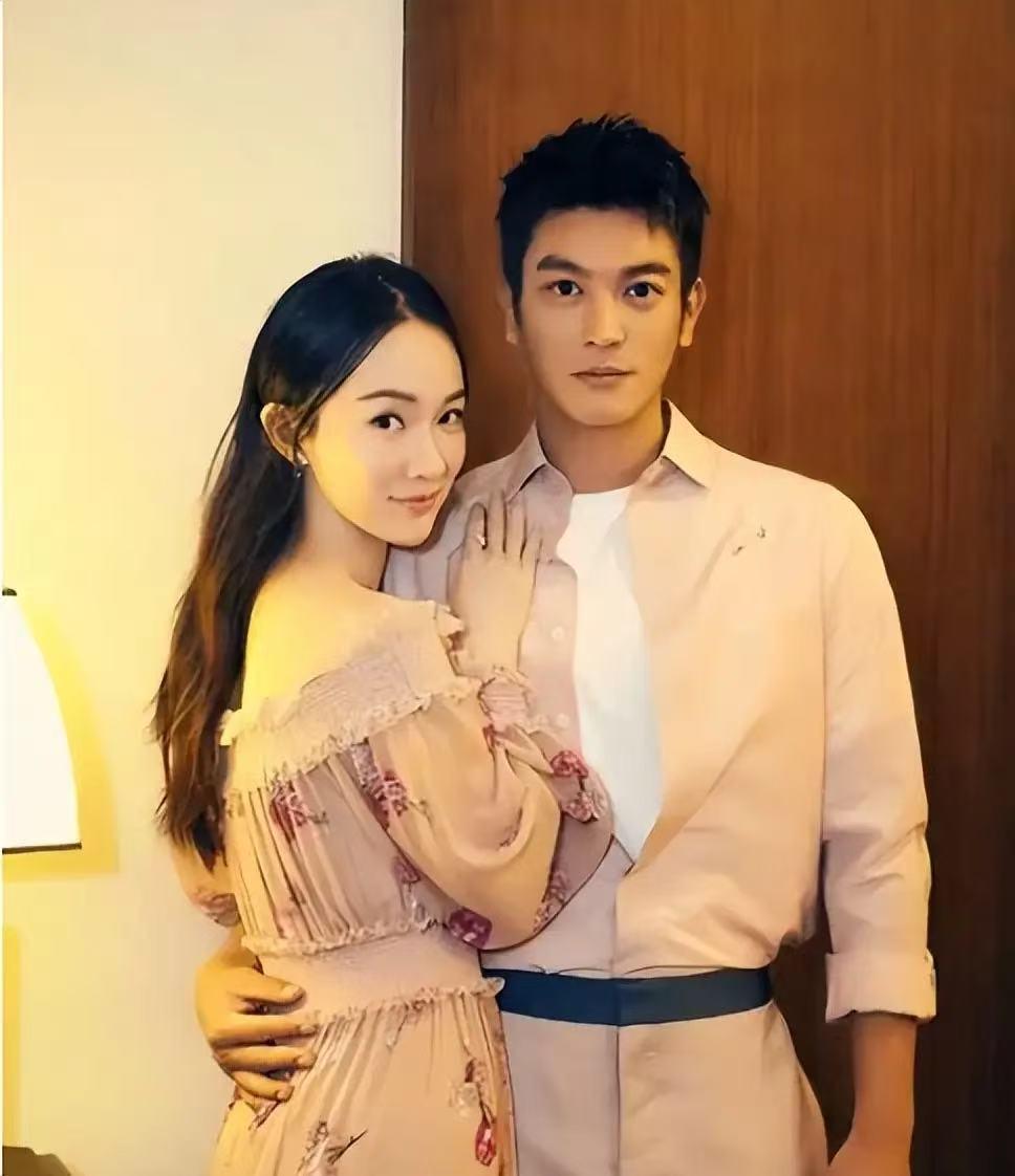 主持人问：结婚以后钱归谁管？霍思燕说："杜江没有钱，杜江的钱都在我的账上。杜江从