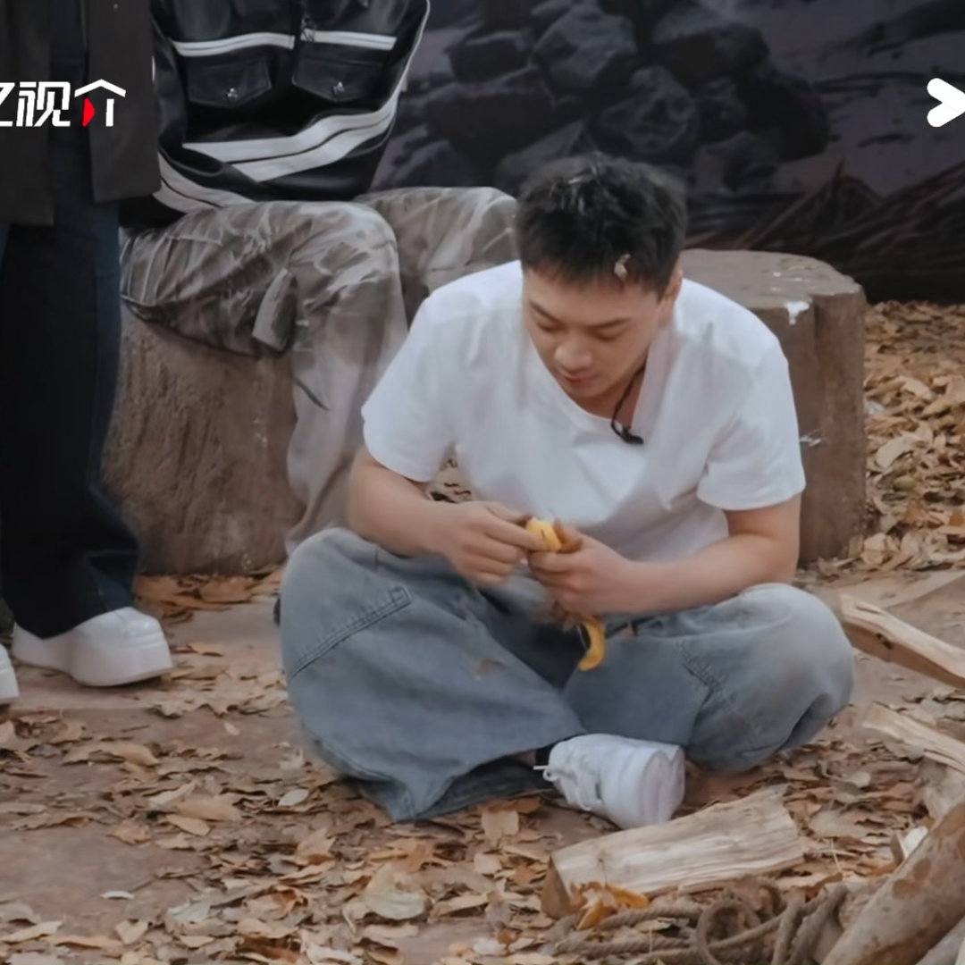 雪饼猴我饿过所以不用演无限超越班 雪饼猴这场戏最打动我的地方是：他没有在“演痛苦