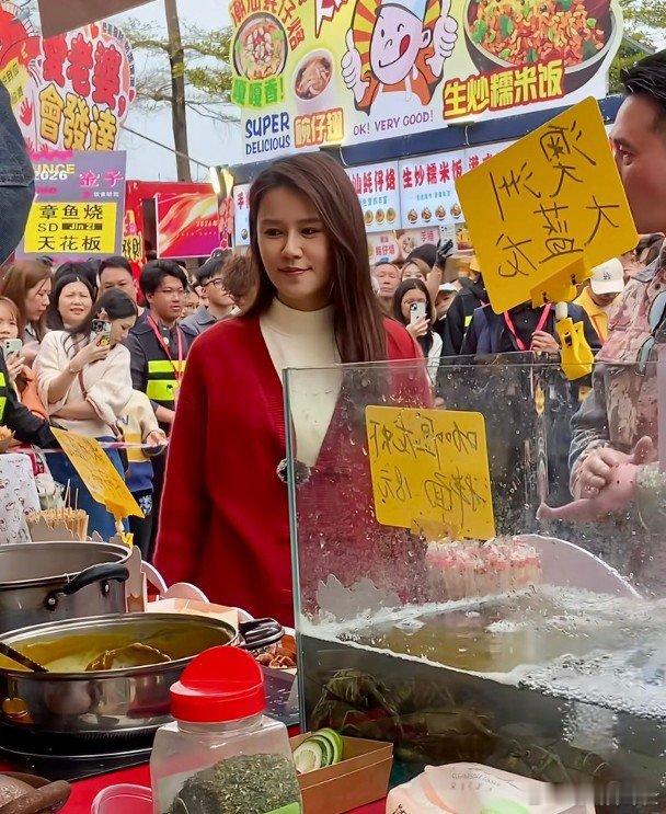 藝人鄭嘉穎近日現身廣州活動，吸引眾多市民圍觀，場面墟冚。眼看農曆新年將至，他還化