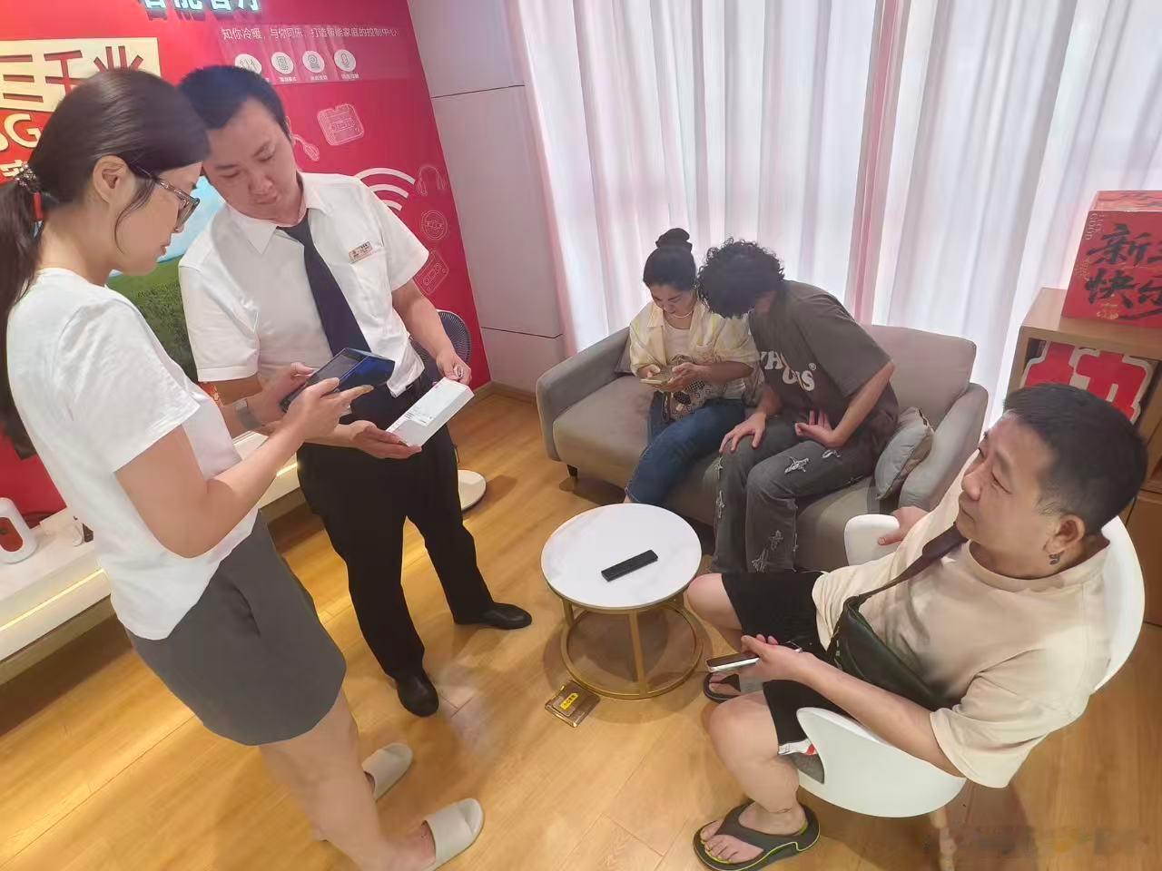 联通门店购机一站式服务，新机拆封、设置调试同步搞定，工作人员耐心指导，体验感拉满