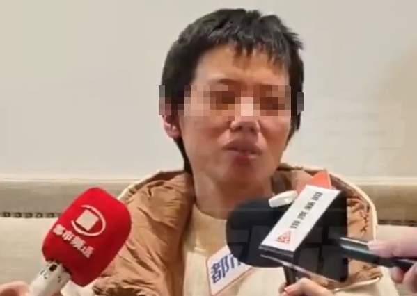 39岁该是什么样子？该是眼角带笑、黑发柔顺的年纪，可她对着镜子一梳，满手都是刺眼