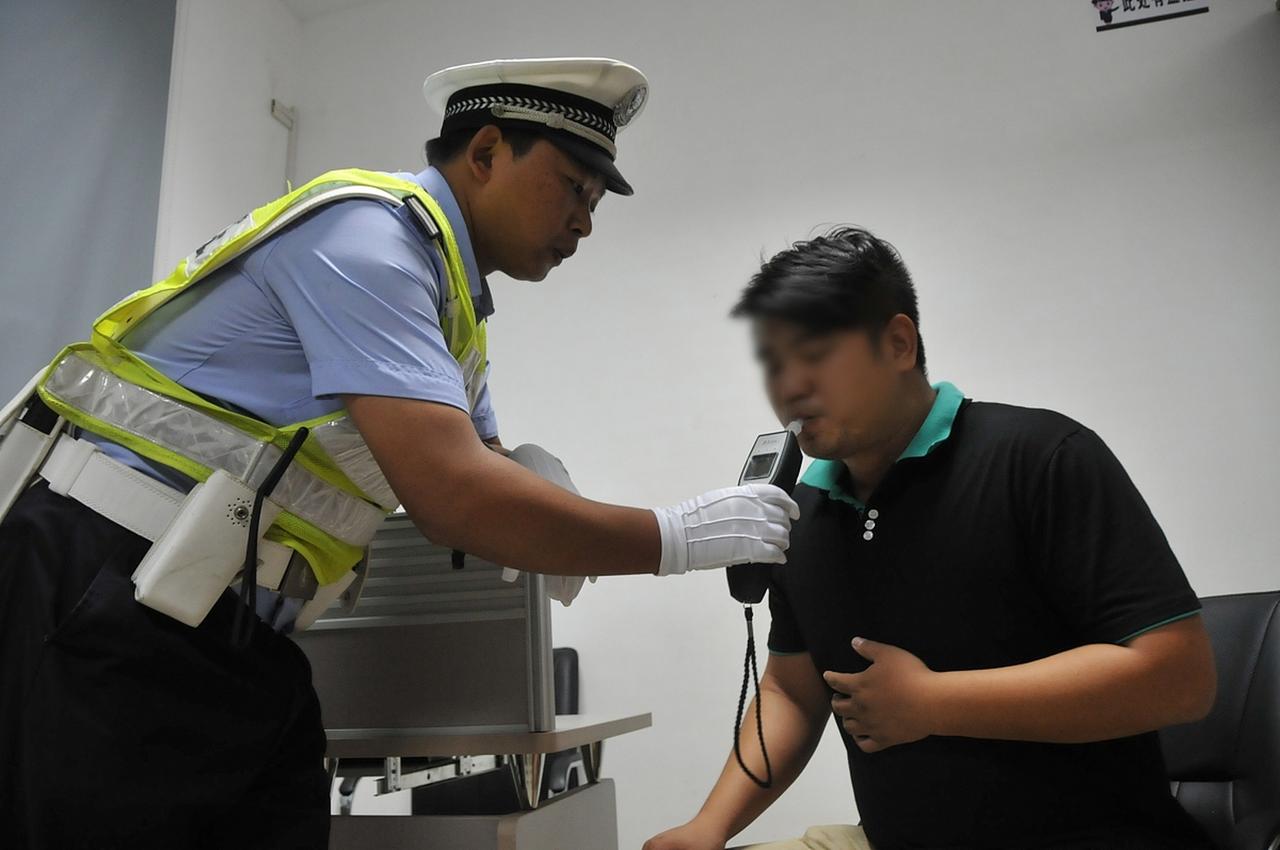 “一对卧龙凤雏！”安徽亳州，一男子酒后，开车去朋友家谈事，2人一言不合直接掰了，