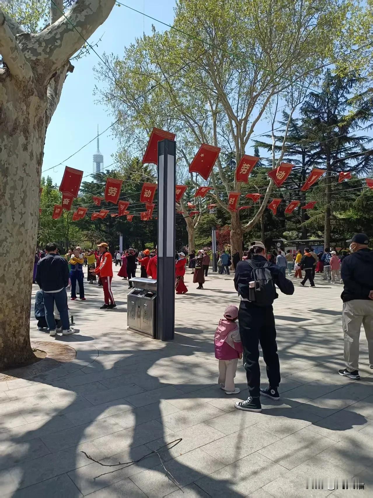 大连身边事 
五一假期的劳动公园人真的很多，劳动公园的牡丹花开了，非常的漂亮，每