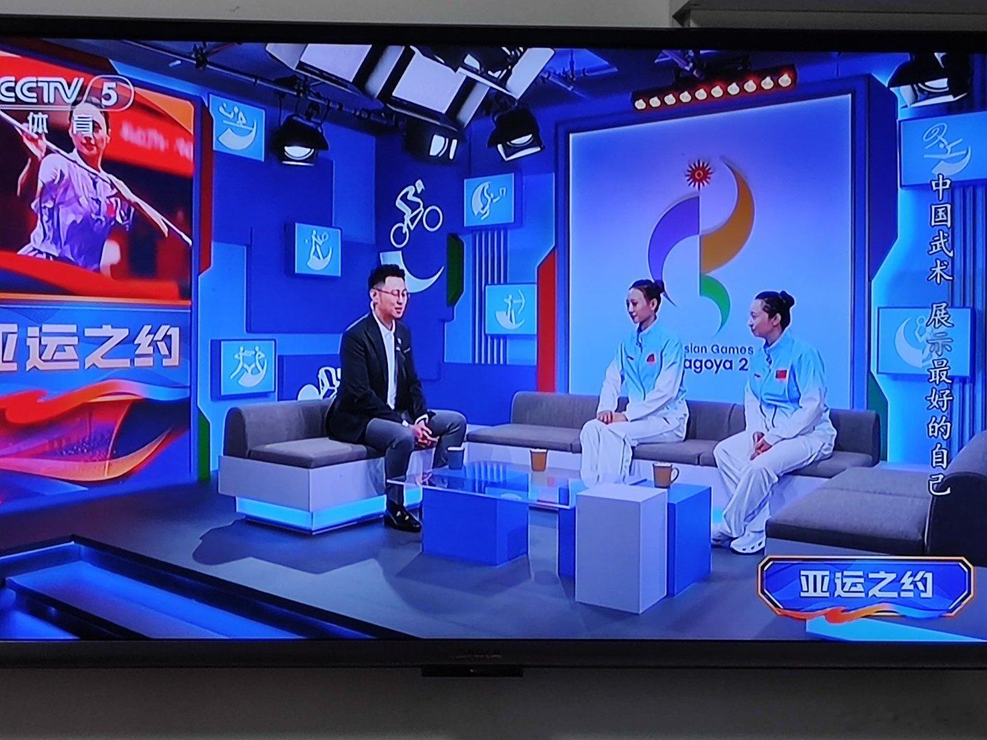 看亚运，等吃饭。 ​​​