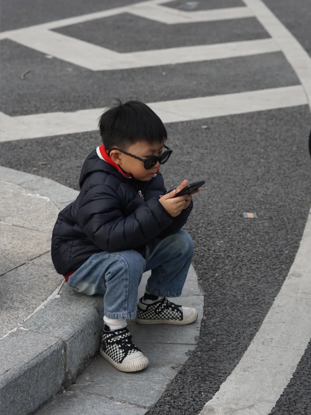 走啊去拍照片！抓小孩儿～