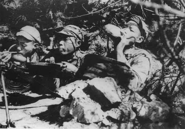 [what][what][what]只有一个团的兵力，面对我们飞机的轮番空袭，大