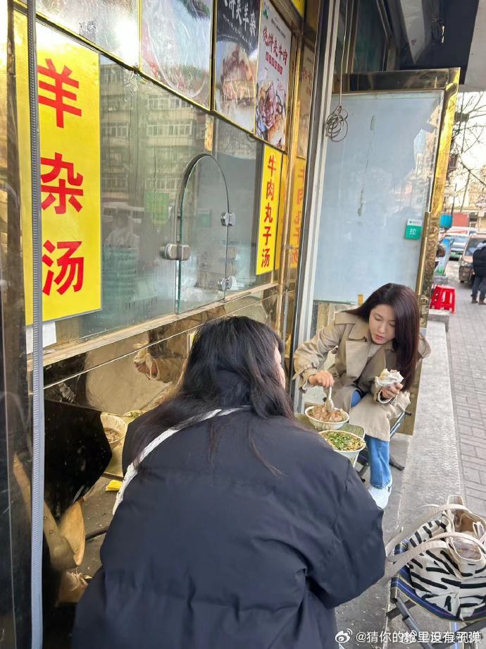 #西安小吃街偶遇曾黎# 西安小吃街的惊喜发现——曾黎！看她蹲在路边吃得津津有味，