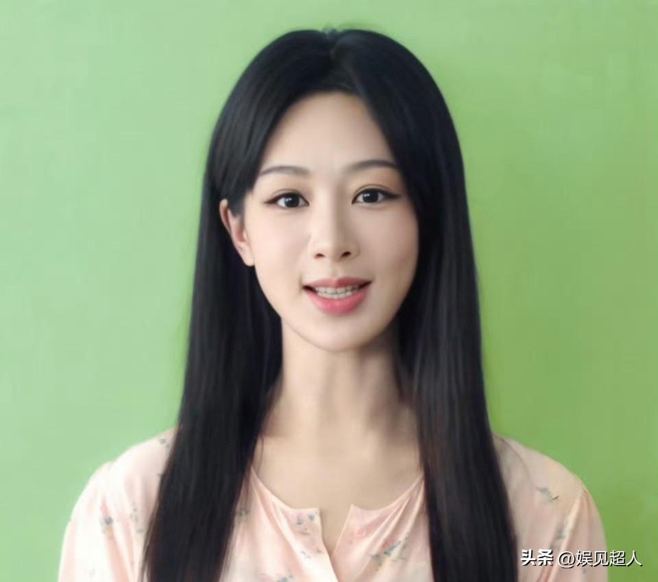 杨紫这长相真的是完美遗传妈妈，眉眼、脸型、笑起来的样子都一模一样，简直就是复制粘