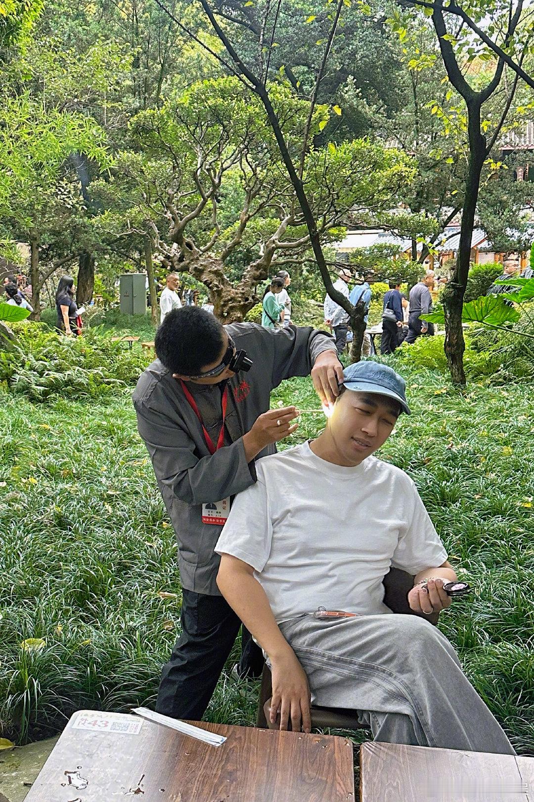于正成都街头体验采耳于正在成都体验采耳于正为了调整状态来成都，还体验了一把户外采
