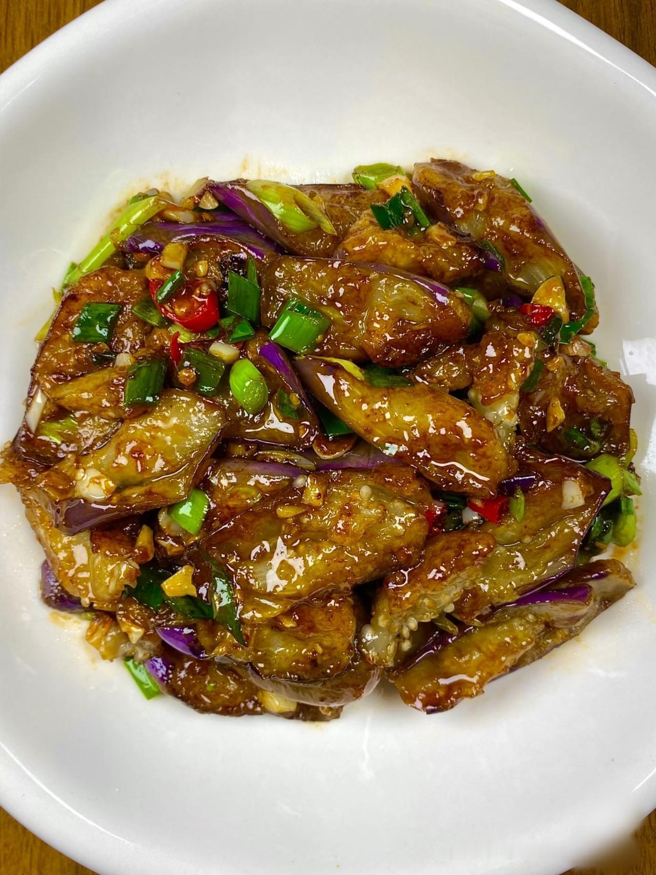 酱爆茄子，家常菜中的“颜值担当”！🍆🌶️

大家好，我是你们的美食探店达人！