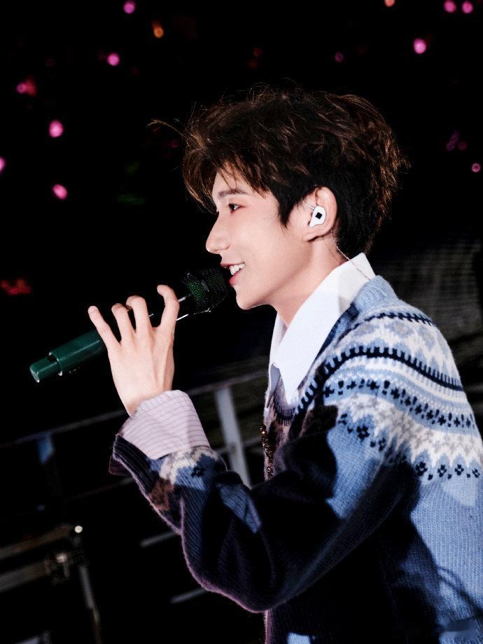 王源又送钱又送手机王源的员工也太幸福了吧！抽奖抽iPhone17，最大奖5万现金