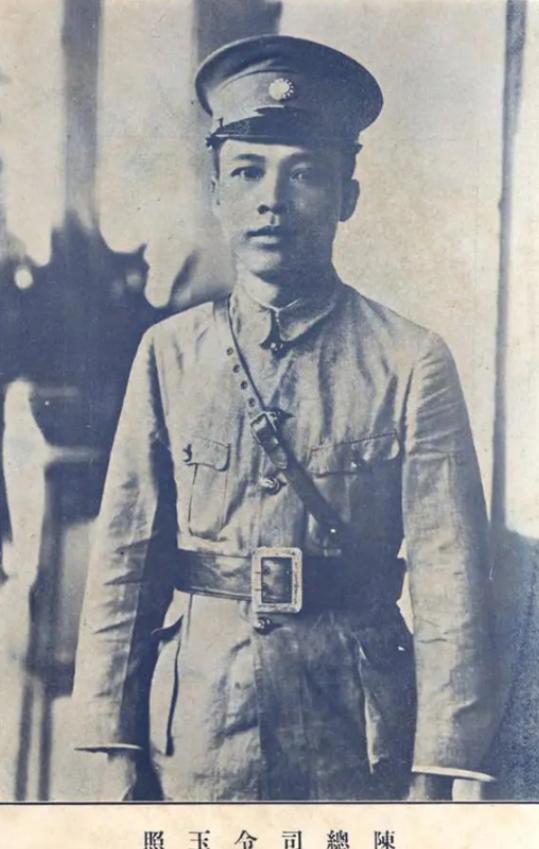 1941年，51岁的陈济棠携夫人，正坐在专机上，闭目养神，突然，被一名年轻女子喝