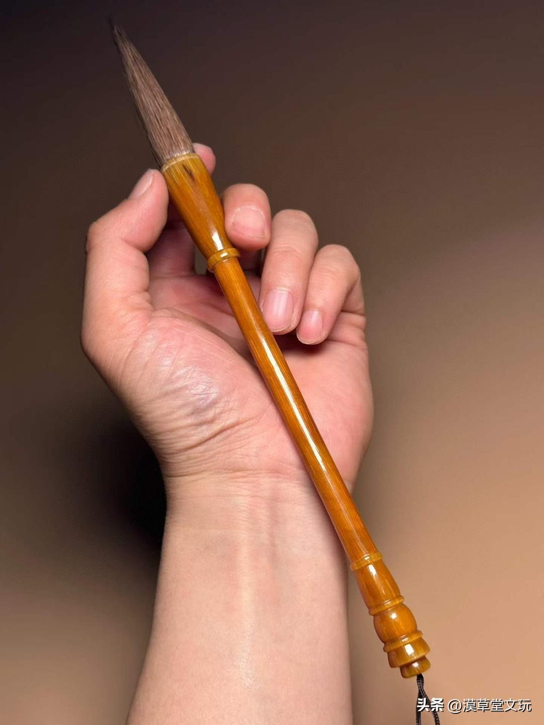 私人收藏的一款老犀角雕毛笔
这种金黄色角质非常罕见，上手细腻温润。稍等打灯看看就