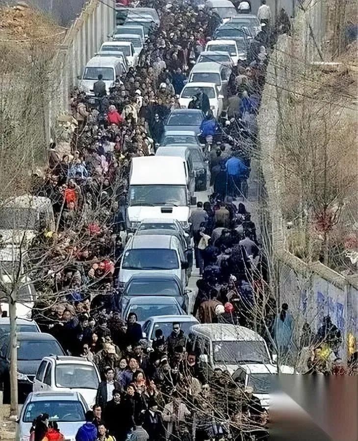 2026春运，打脸“智能”。

高铁候补疯长，大巴一呼有座。

白领刷票到哭，务