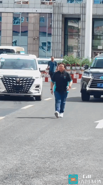 韩红回敬军礼惹争议：善意之外，礼仪边界该怎么把握？
 
韩红外出公益行程结束，面