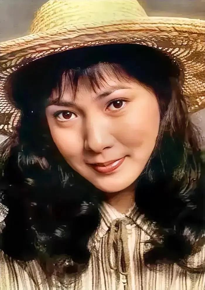 年轻时候的沈丹萍，总是待在《被爱情遗忘的角落》里。挣扎、痛苦过后，她终于冲破围城