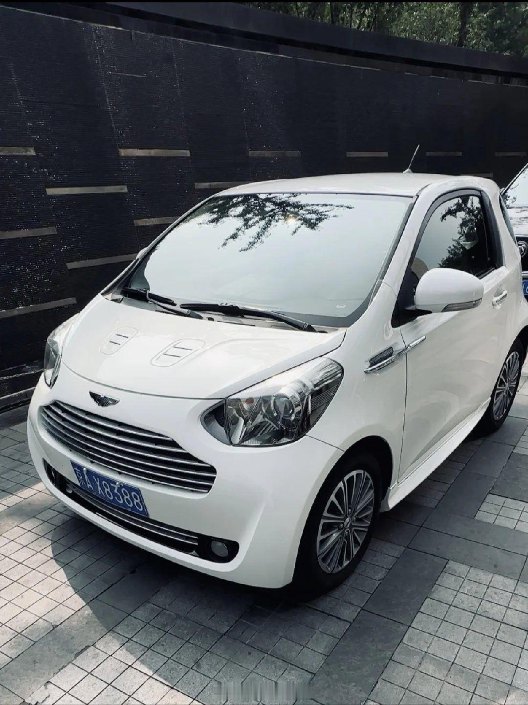 恋综宾利哥说认出了痞幼的老头乐这车可不是想买就能买的！得买够阿斯顿马丁的一定车型