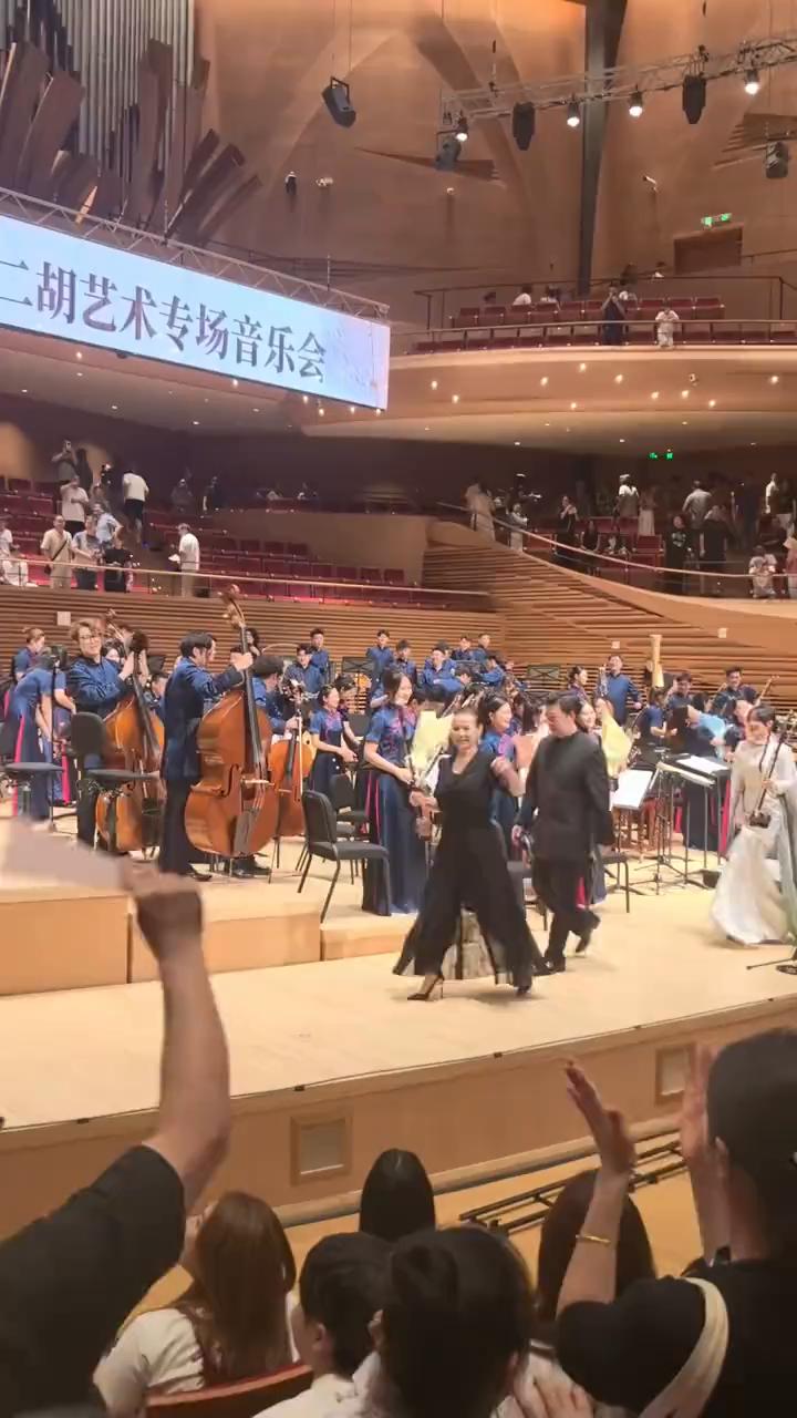 唱一个李哥，再来一个李哥。