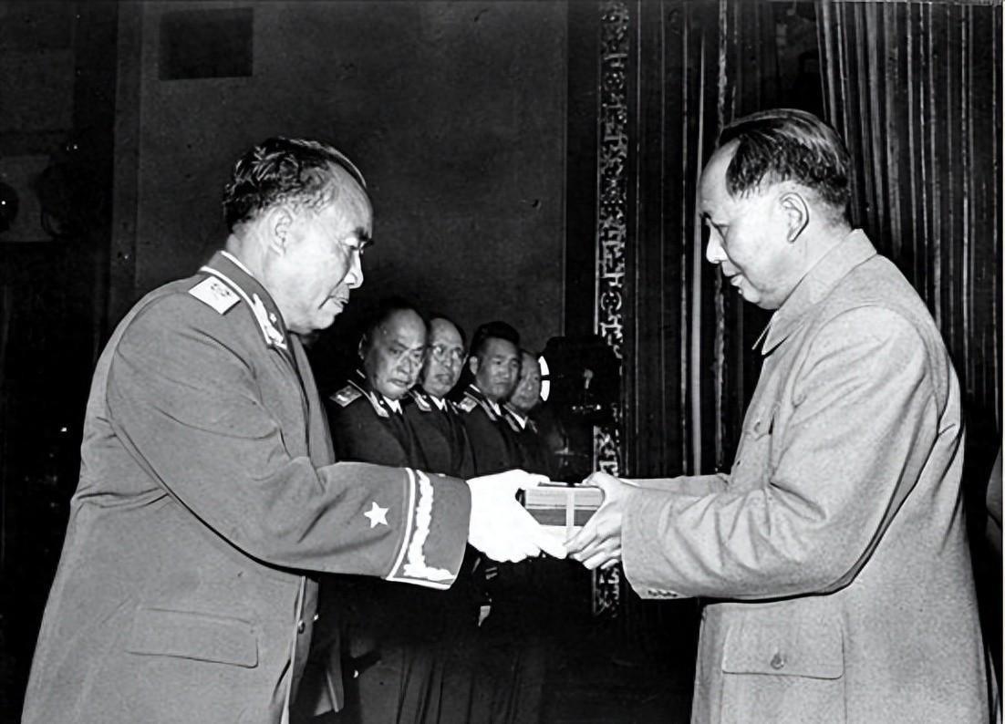 1955年朱德授衔典礼现场，毛主席即兴调侃，用9字让众将帅集体爆笑，究竟说了什么