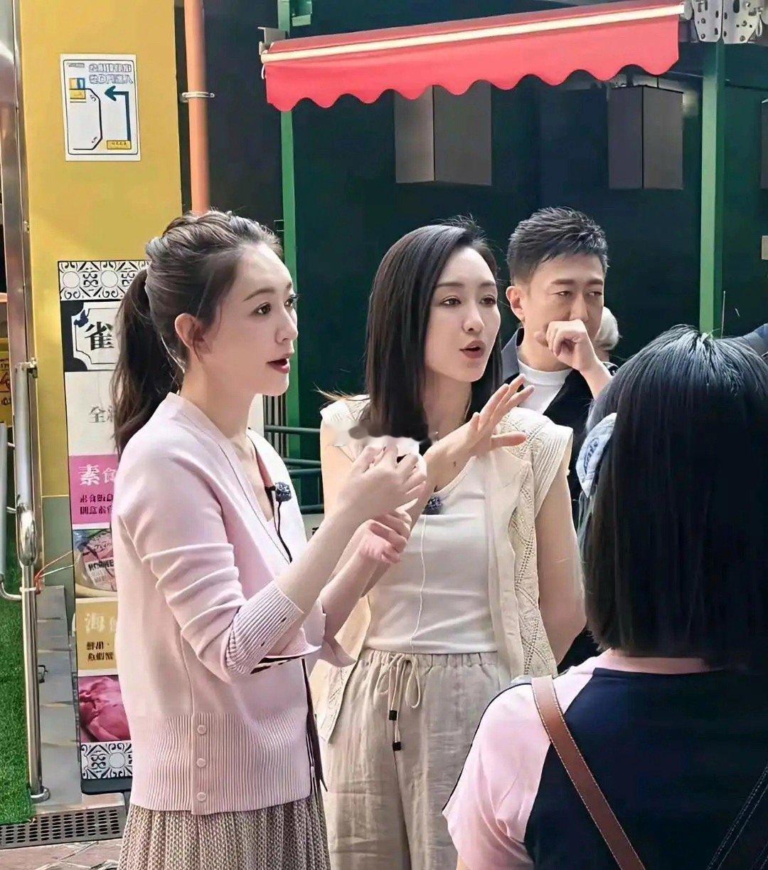 王鸥和李小冉现实中长这样⋯.果然不是谁都能做成女明星的 