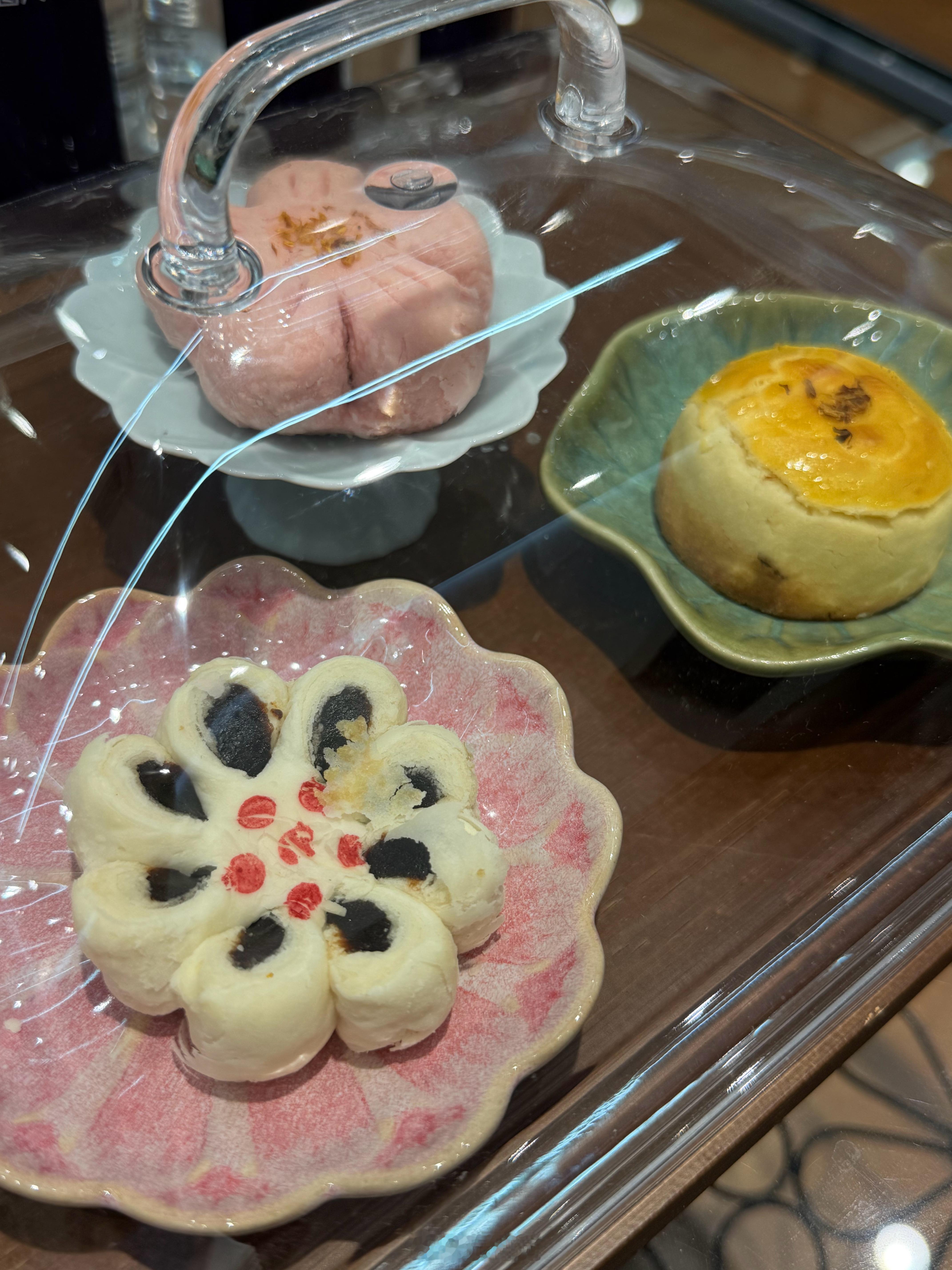 今天拍某台车，我见过准备咖啡面包小零食的，但没见过媒介同事准备糕点的！真是小刀喇