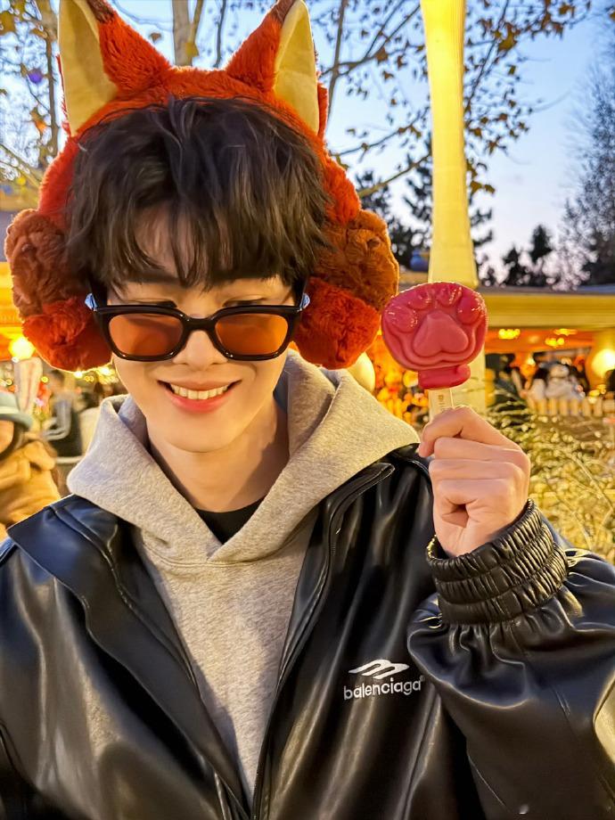 田嘉瑞迪士尼plog 被偶遇了一天，这个田嘉瑞终于是把迪士尼plog发出来啦田嘉