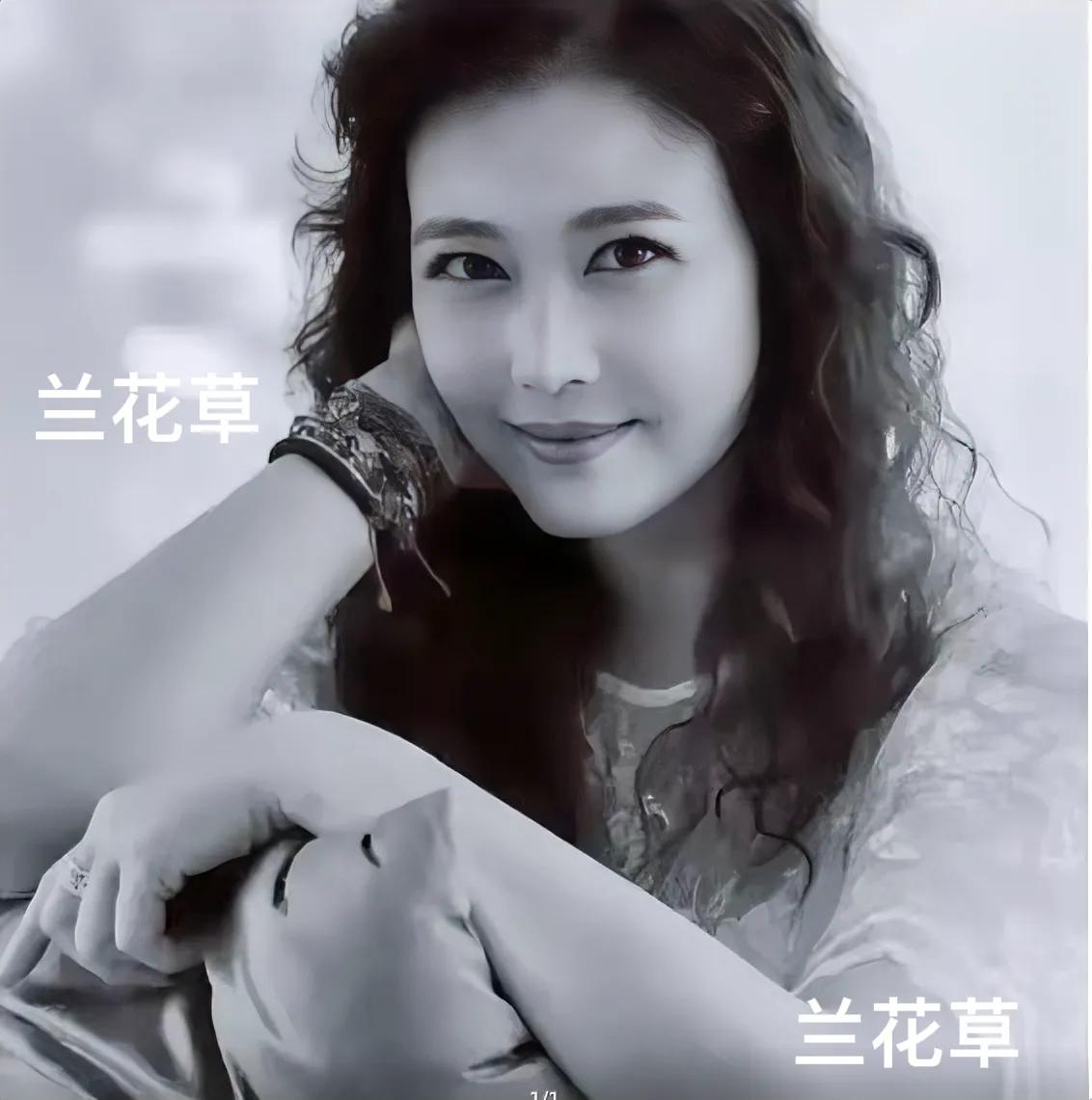 不一样的周海媚。
就像她的名字，这张照片拍出了她妩媚动人的一面。