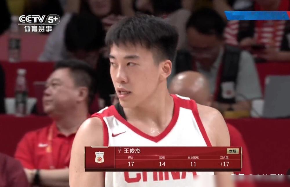 男篮终于赢了！但赢球的不是周琦，不是郭艾伦，而是一个你可能没听过的20岁小伙子，