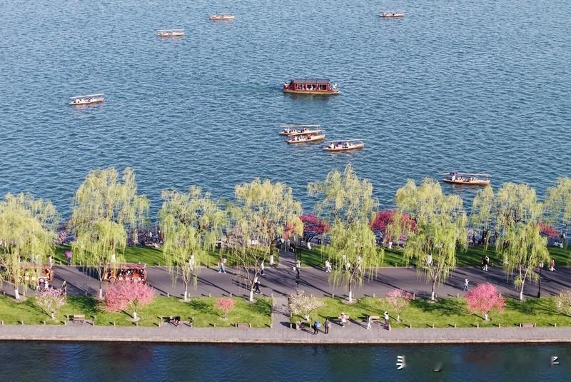 要说我最喜欢的春日美景，那还得是江南。春天一到，江南就像一幅徐徐展开的水墨画。