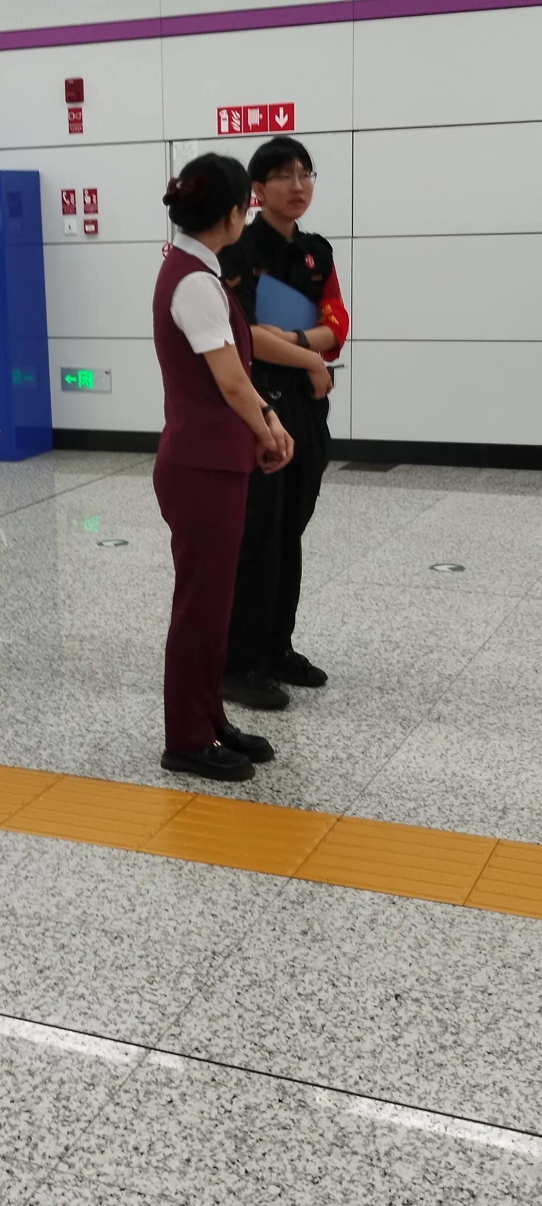 今天坐地铁在出站口又被地铁督查人员逮了个正着。

一个穿着督察服的小姑娘非要检查