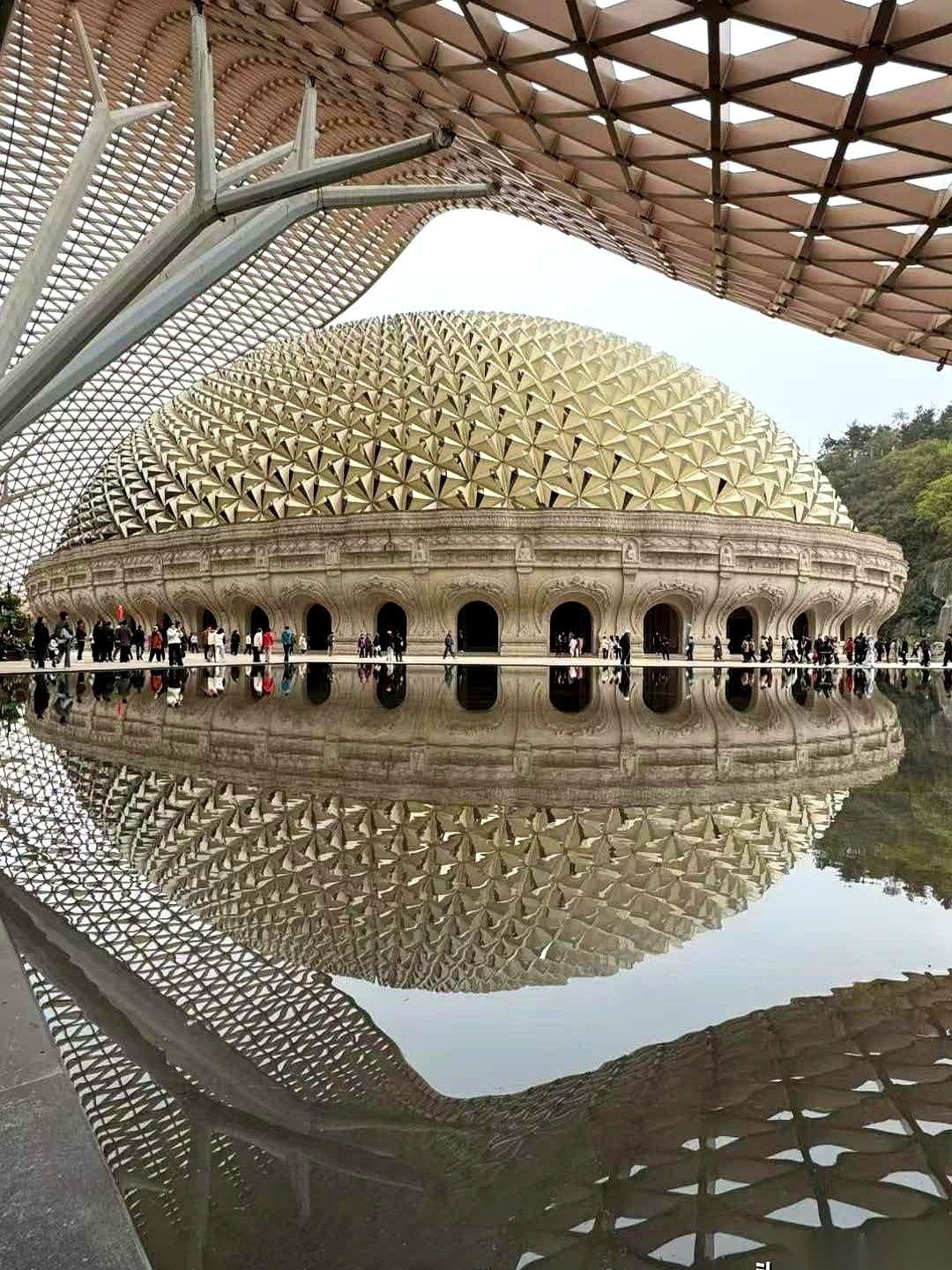 杨有林这案子，卷宗摊开，就三个词。
三十年。一个区。二十二亿。
一个正厅干部，一