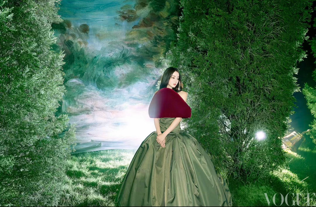 迪丽热巴绝对不会穿电光蓝的衣服太美了 