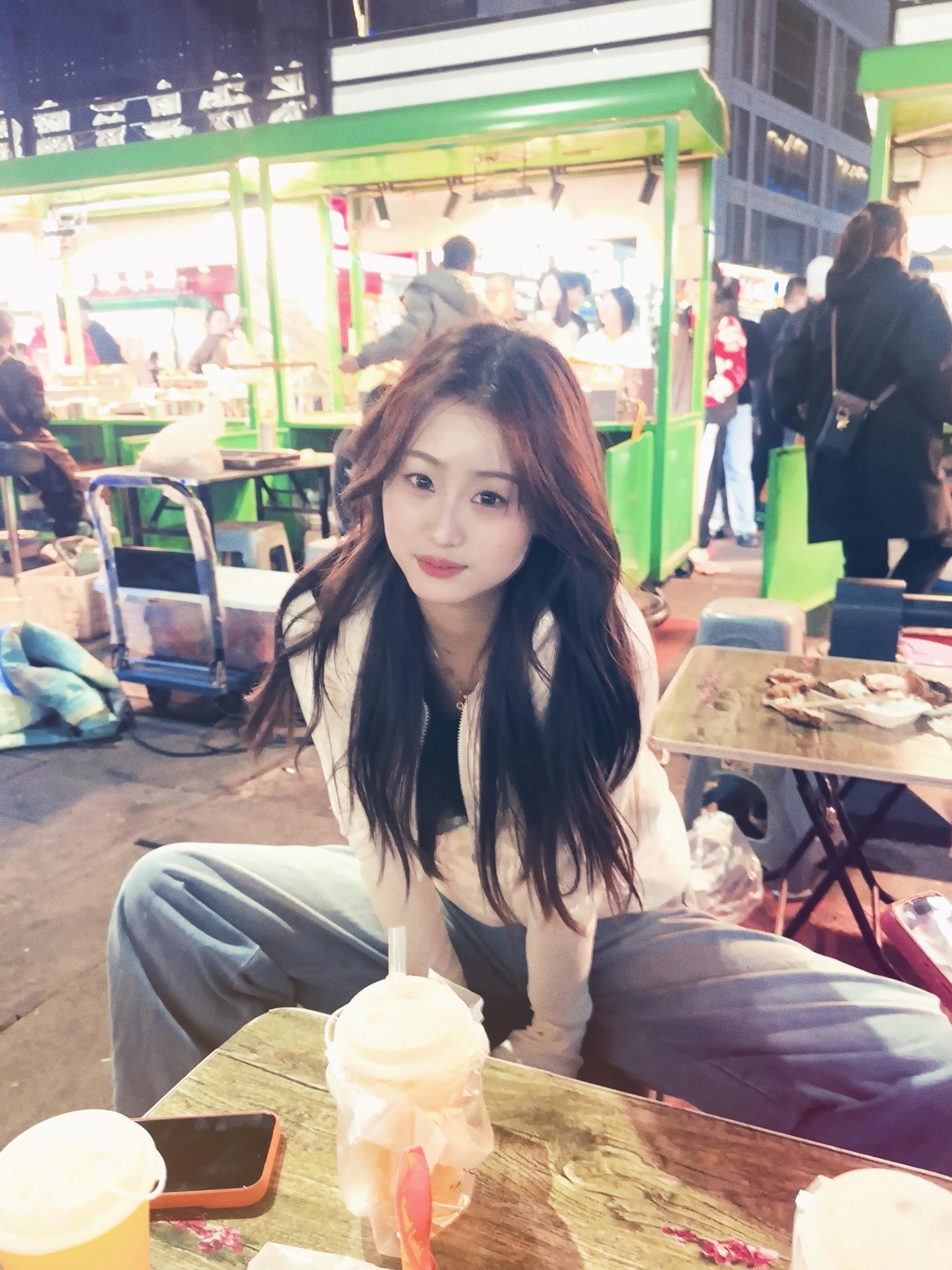 我愿意陪你吃路边摊 不是因为它好吃 而是因为你在我身边