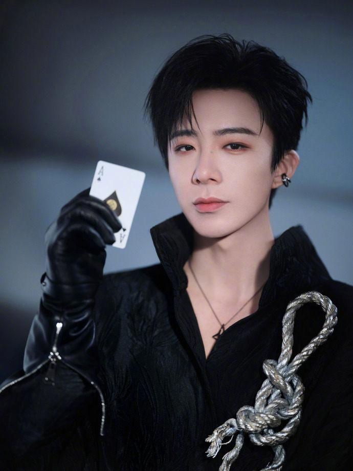 刘宇宁真上天了 家人们快看！上海徐汇滨江上空飘着“刘宇宁痛艇”，这画面太梦幻啦！