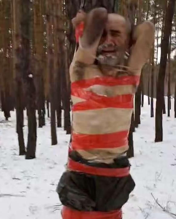 俄罗斯军队对于胆小怕死，不敢冲锋，违抗命令的士兵毫不手软。从冰冻体罚殴打，到只穿