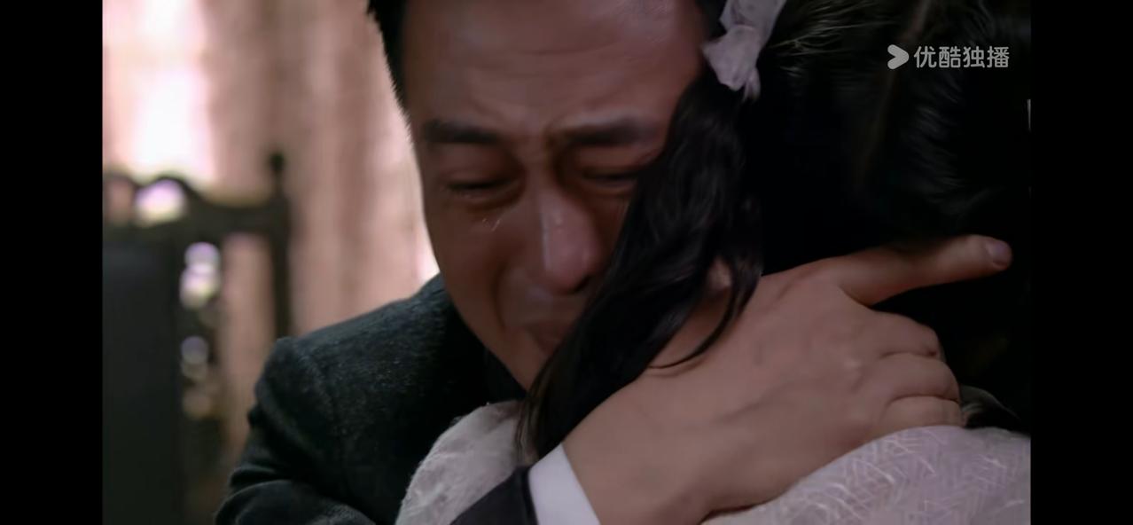 《悬崖》周乙父女相见的戏看哭了我，亲情的力量最伟大。

当周乙手腕上的手铐被打开