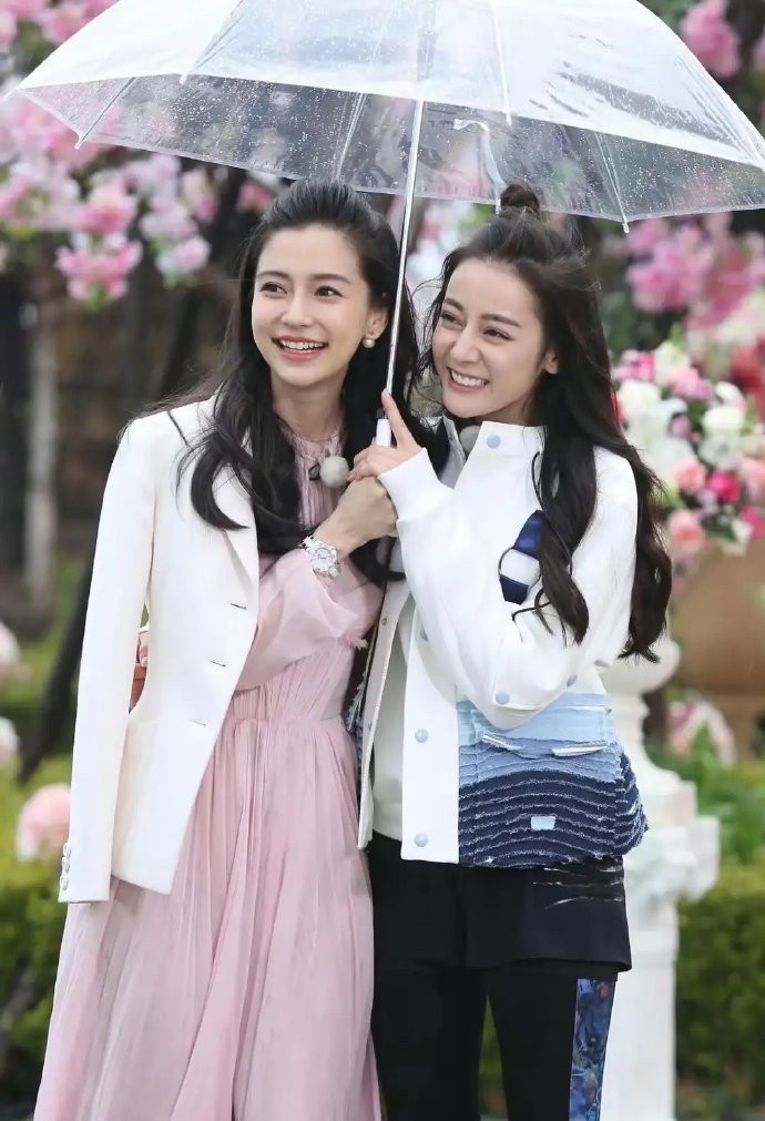 以前跑男女生的妆容都是淡淡的！看Angelababy和迪丽热巴就知道了。 ​​​
