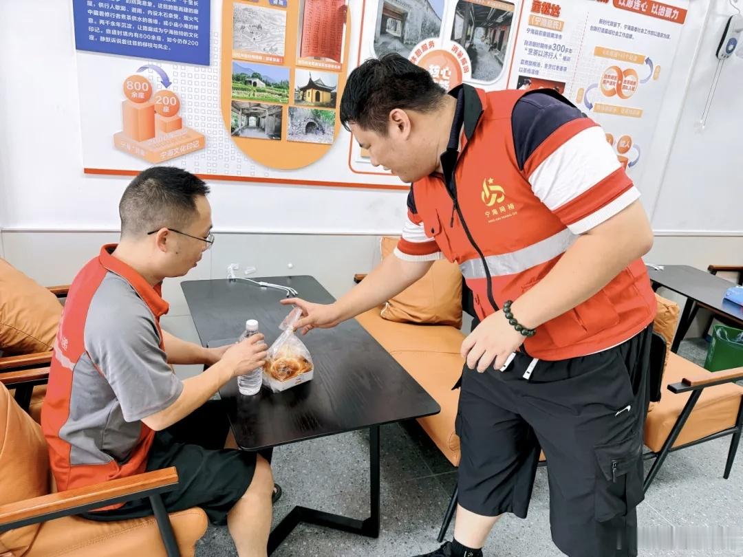 宁波宁海24小时爱心面包屋盛满温情 在宁海街头，有一间“爱心面包屋”24小时不打